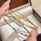 {
"Cyra": "Cyra",
"Move Pavé Diamond Bangle Bracelet M": "Move Pavé Diamant-Armreif M"
}