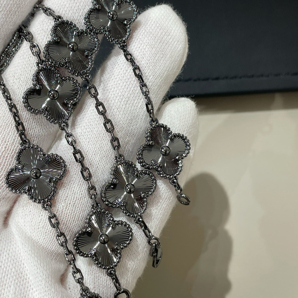 [Cyra] New CLOVER 5 MOTIF BLACK BRACELET
