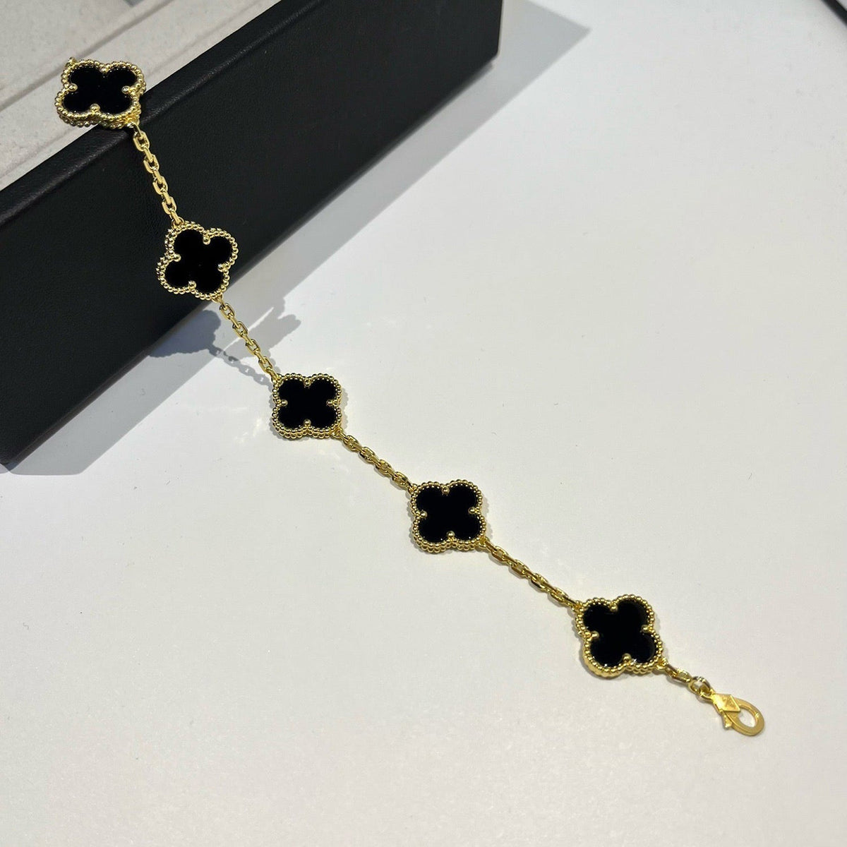 {
  "Cyra": "新着：クローバー 5モチーフ オニキスブレスレット コレクション"
}