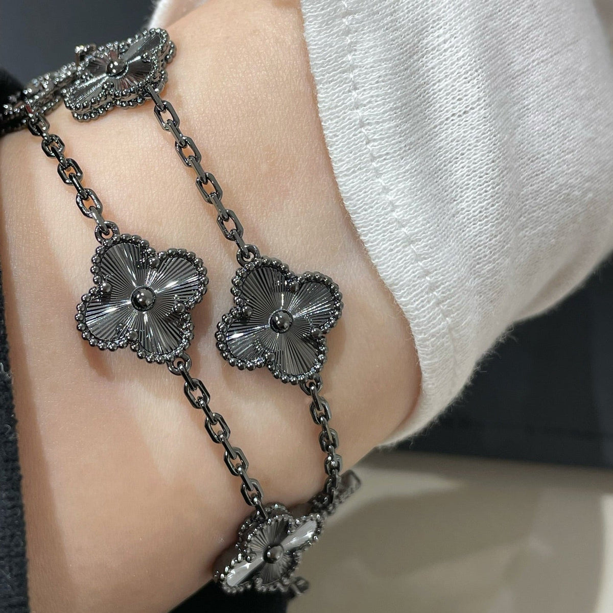 [Cyra] New CLOVER 5 MOTIF BLACK BRACELET