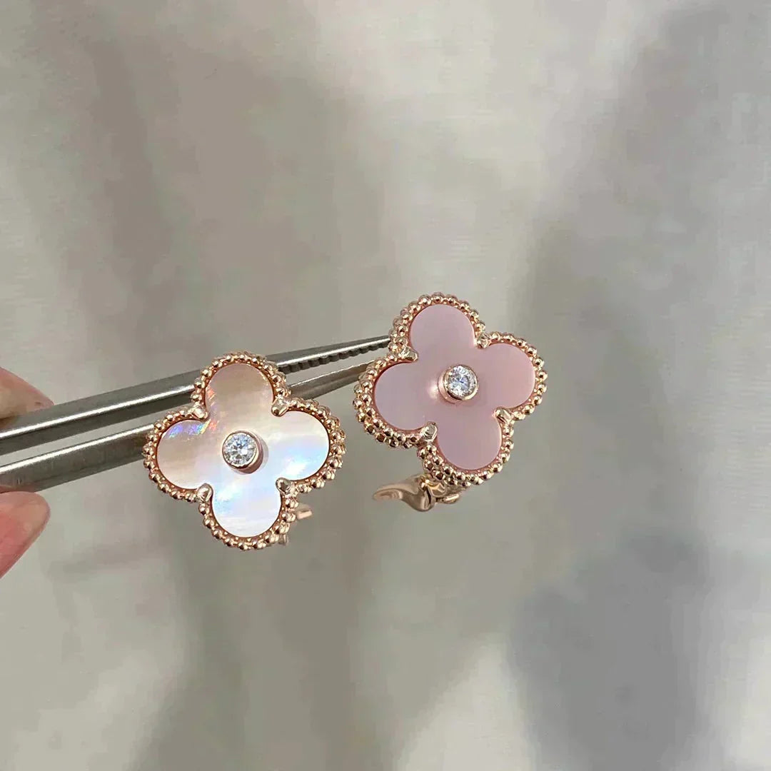 [Cyra]  クローバー ミディアム 1モチーフ ピンクMOP ダイヤモンド イヤリング