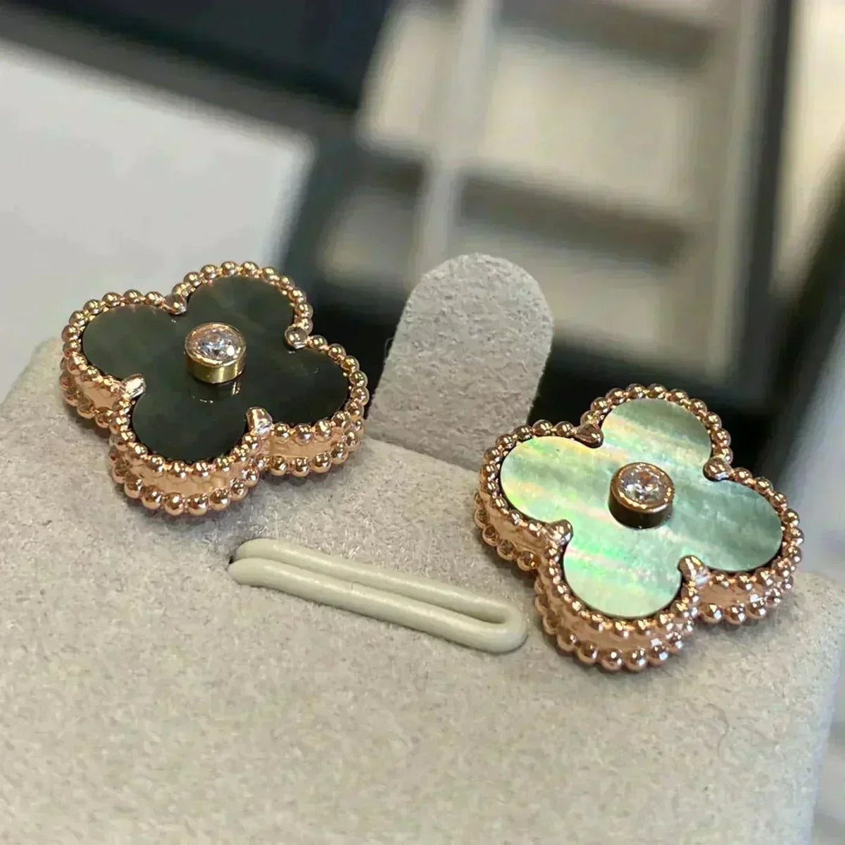 [Cyra]  CLOVER MEDIUM 1 MOTIFS GRAY MOP  DIAMOND EARRINGS