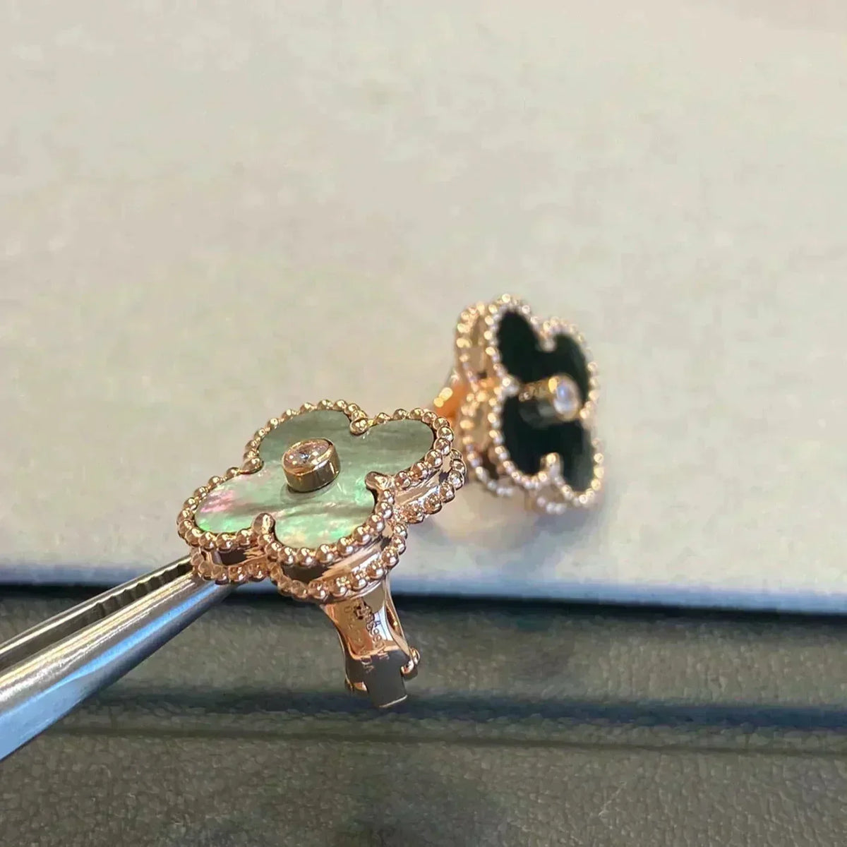 [Cyra]  CLOVER MEDIUM 1 MOTIFS GRAY MOP  DIAMOND EARRINGS