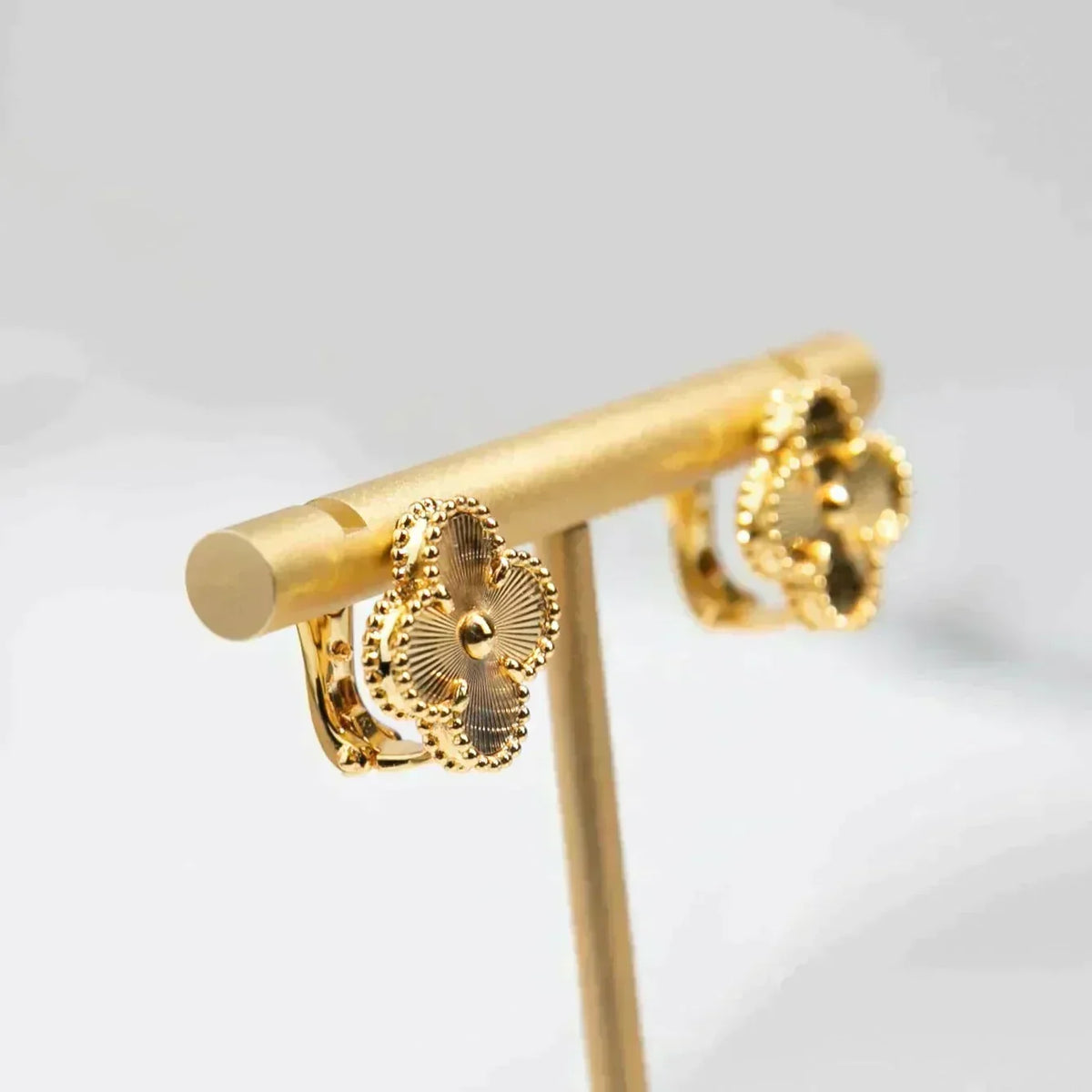 [Cyra]  CLOVER MEDIUM 1 MOTIFS LASER EARRINGS
