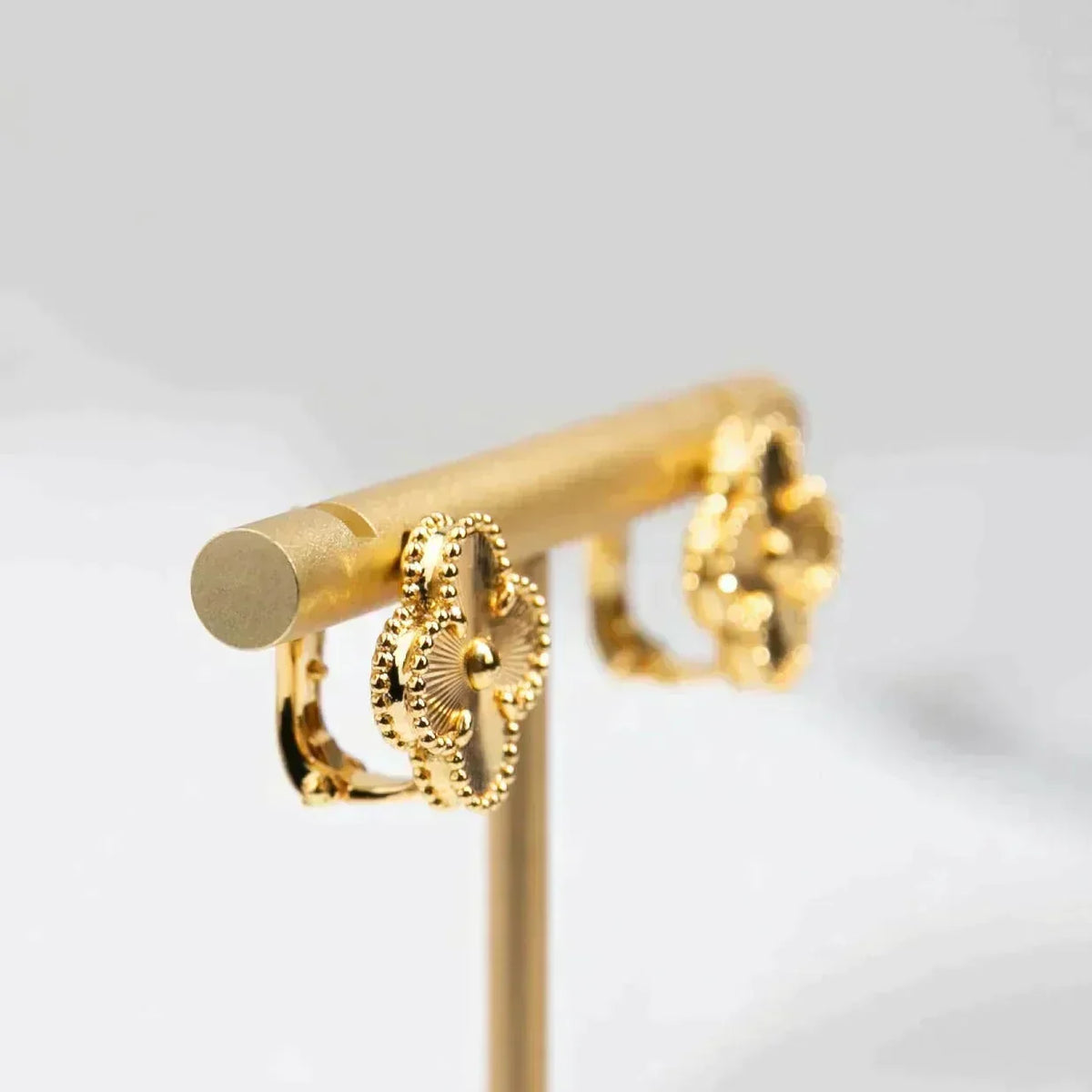 [Cyra]  CLOVER MEDIUM 1 MOTIFS LASER EARRINGS