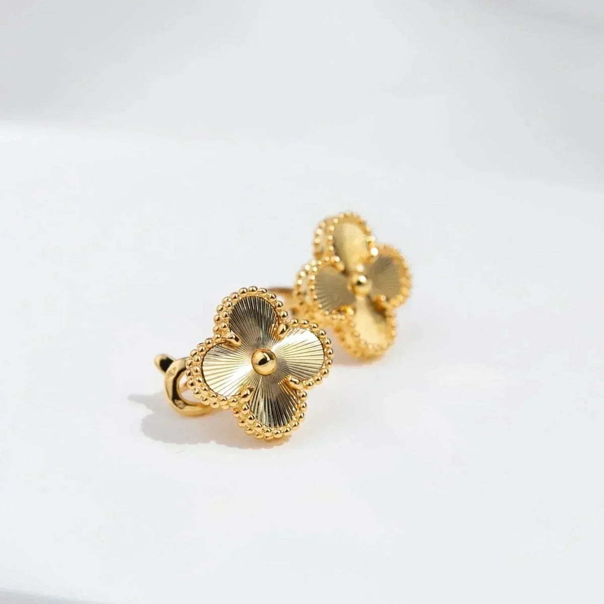 [Cyra]  CLOVER MEDIUM 1 MOTIFS LASER EARRINGS