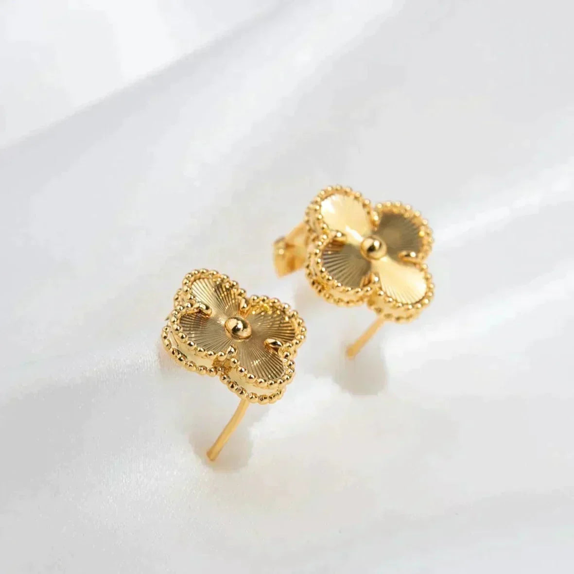 [Cyra]  CLOVER MEDIUM 1 MOTIFS LASER EARRINGS