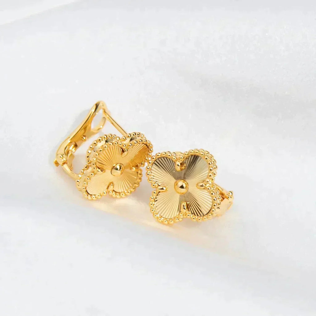 [Cyra]  CLOVER MEDIUM 1 MOTIFS LASER EARRINGS