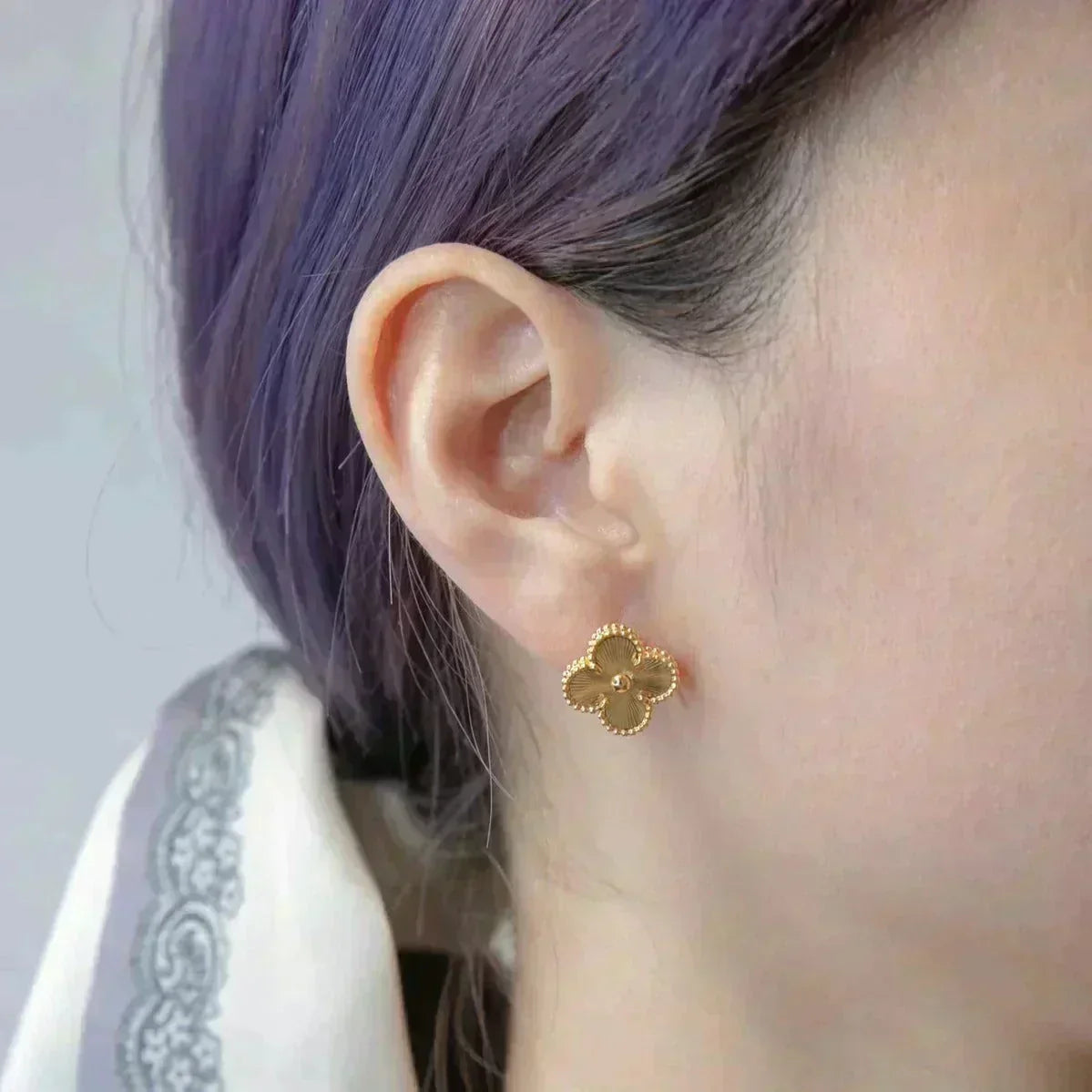 [Cyra]  CLOVER MEDIUM 1 MOTIFS LASER EARRINGS