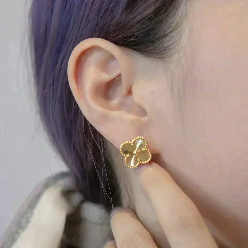 [Cyra]  CLOVER MEDIUM 1 MOTIFS LASER EARRINGS