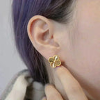 [Cyra]  CLOVER MEDIUM 1 MOTIFS LASER EARRINGS