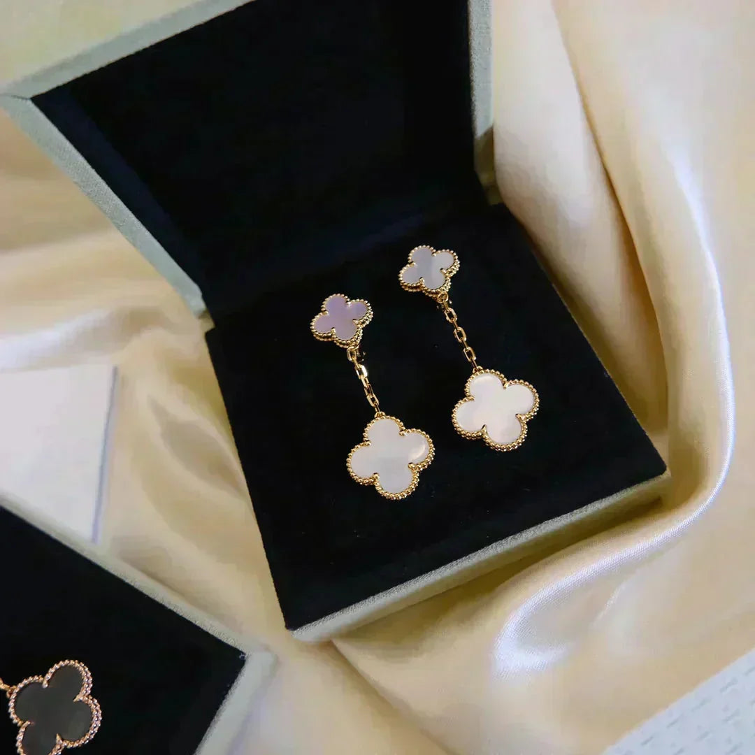 [Cyra]  CLOVER 2 MOTIF WHITE MOP EARRINGS