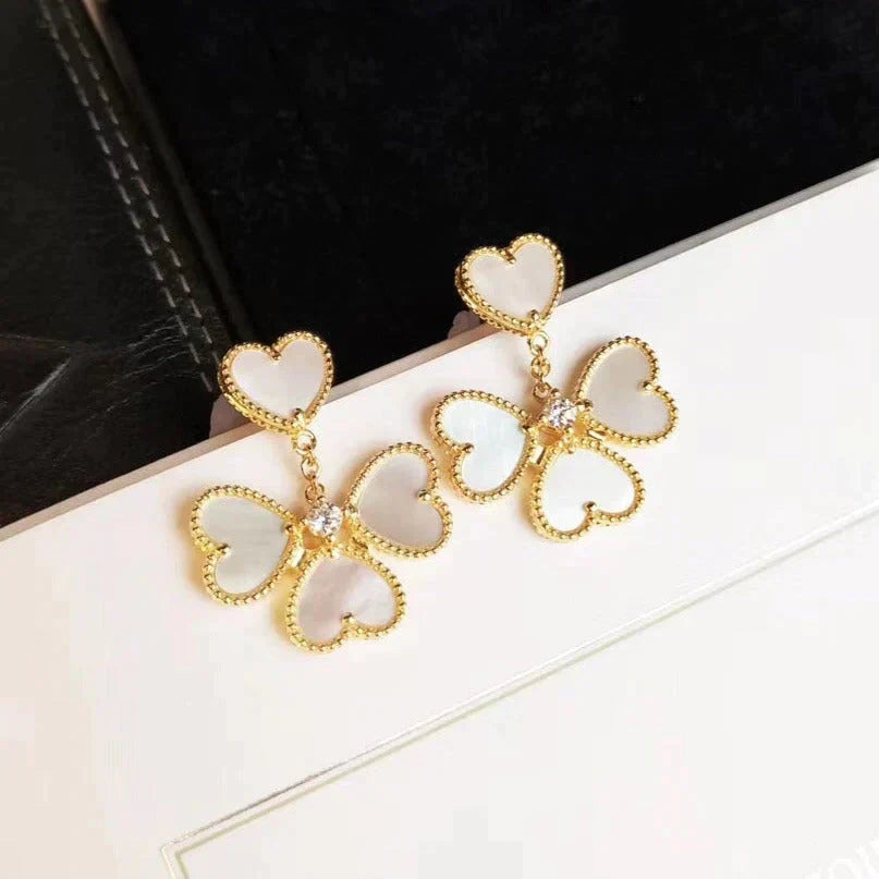 [Cyra]  CLOVER SWEET WHITE MOP EARRINGS
