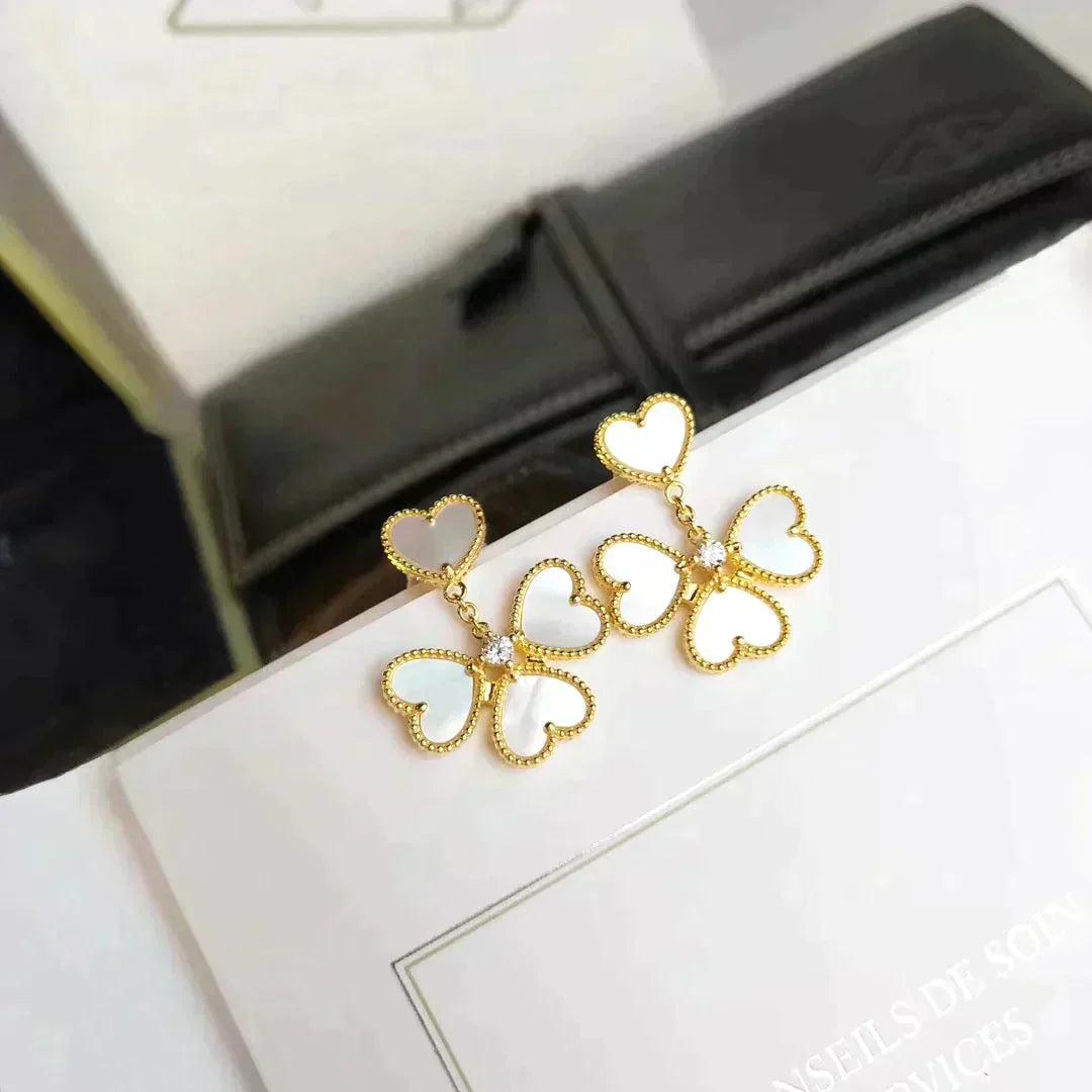 [Cyra]  CLOVER SWEET WHITE MOP EARRINGS