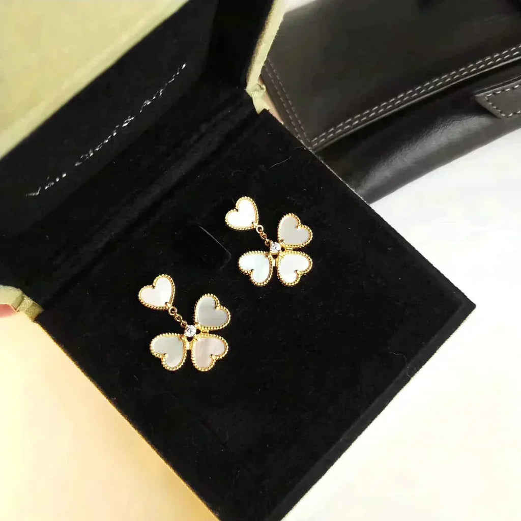 [Cyra]  CLOVER SWEET WHITE MOP EARRINGS