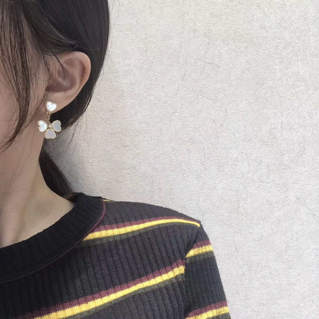 [Cyra]  CLOVER SWEET WHITE MOP EARRINGS