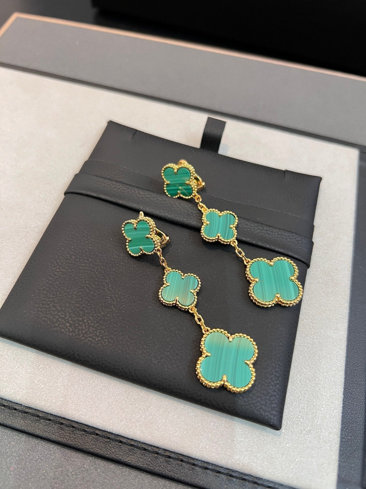 [Cyra]  CLOVER MALACHITE 3 MOTIFS GOLD