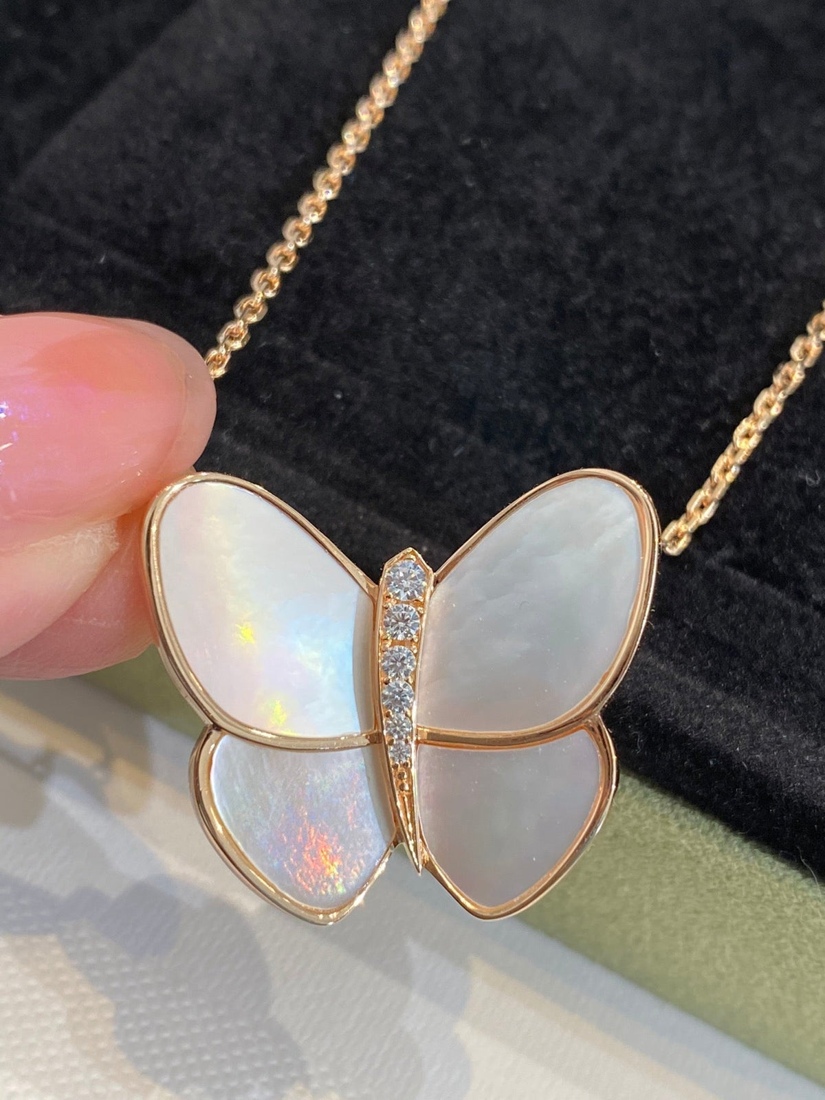 [Cyra]  BUTTERFLY GOLD MOP DIAMOND NECKLACE