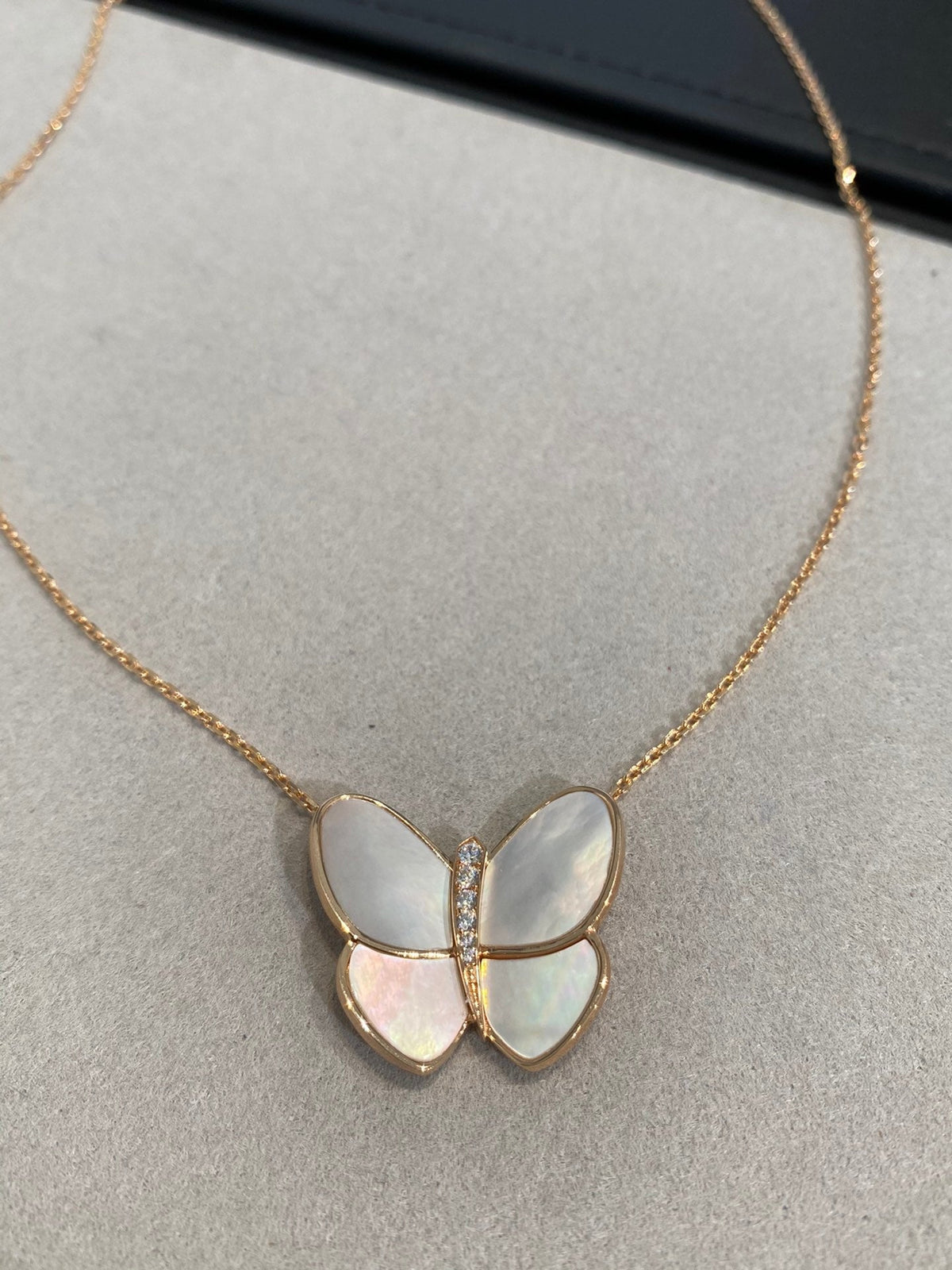 [Cyra]  BUTTERFLY GOLD MOP DIAMOND NECKLACE