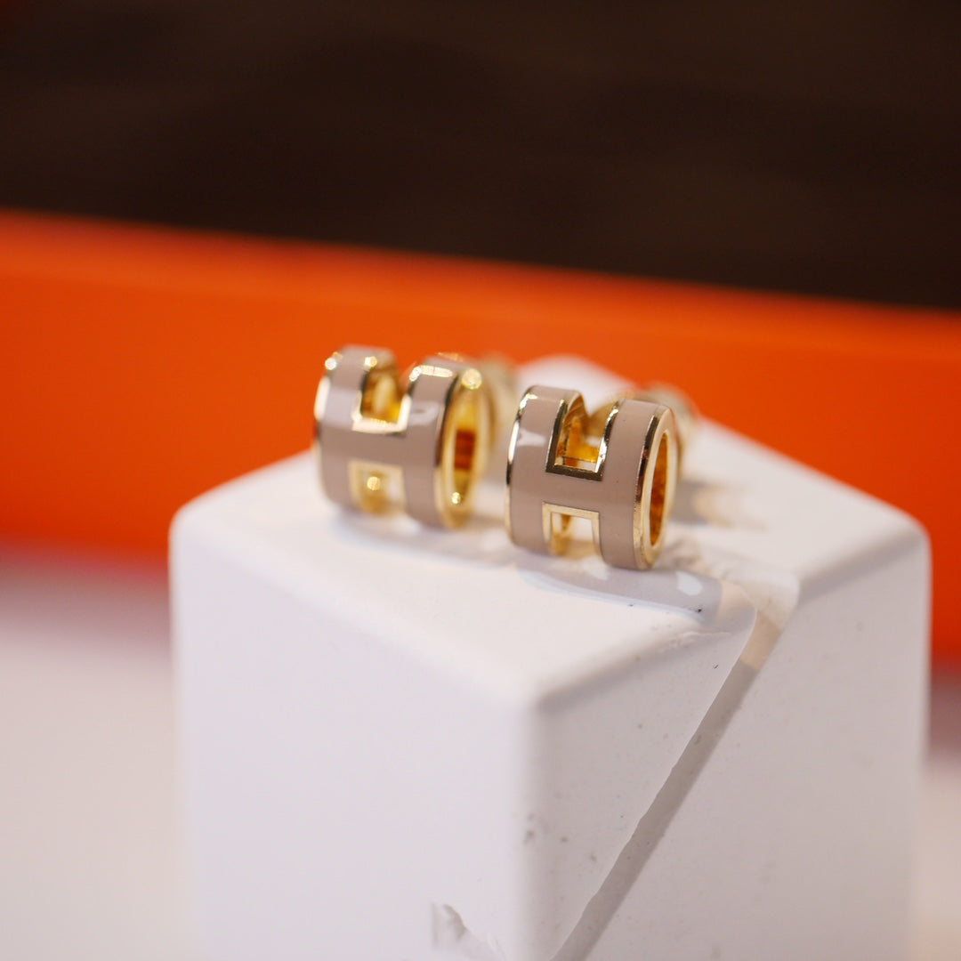 [Cyra]  MINI POP H GOLD EARRINGS GREY