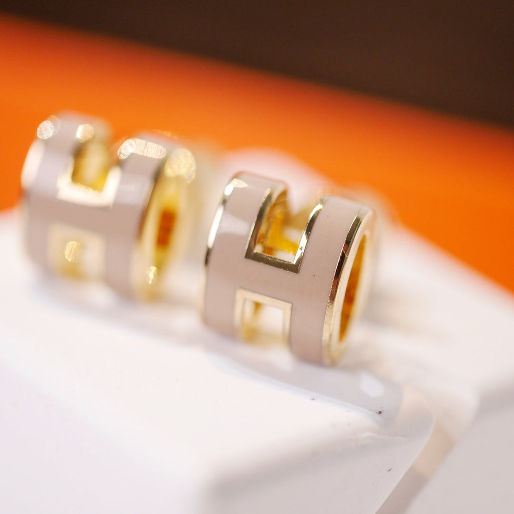 [Cyra]  MINI POP H GOLD EARRINGS GREY