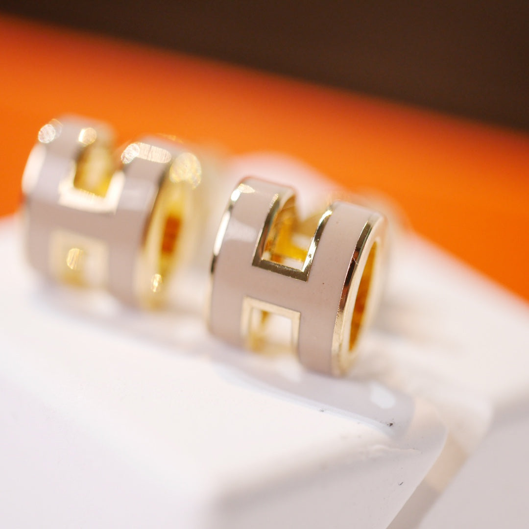 [Cyra]  MINI POP H GOLD EARRINGS GREY