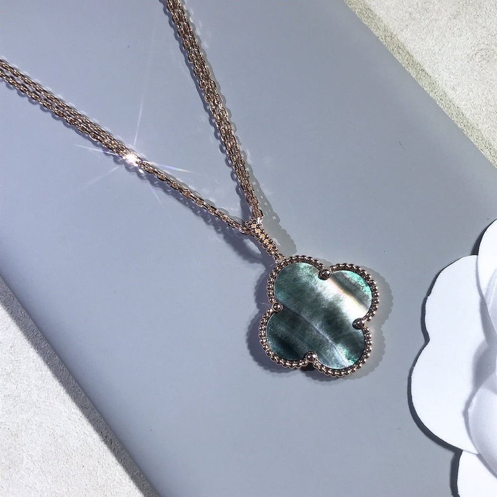 [Cyra] CLOVER 25MM GOLD DUNKLE PERLMUTT GROSSE CLOVER-HALSKETTE