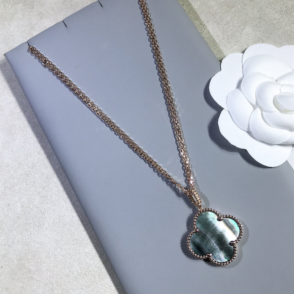 [Cyra] CLOVER 25MM GOLD DUNKLE PERLMUTT GROSSE CLOVER-HALSKETTE