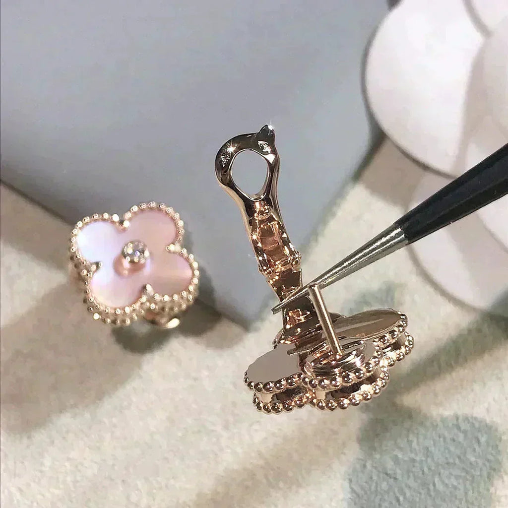 [Cyra]  クローバー ミディアム 1モチーフ ピンクMOP ダイヤモンド イヤリング