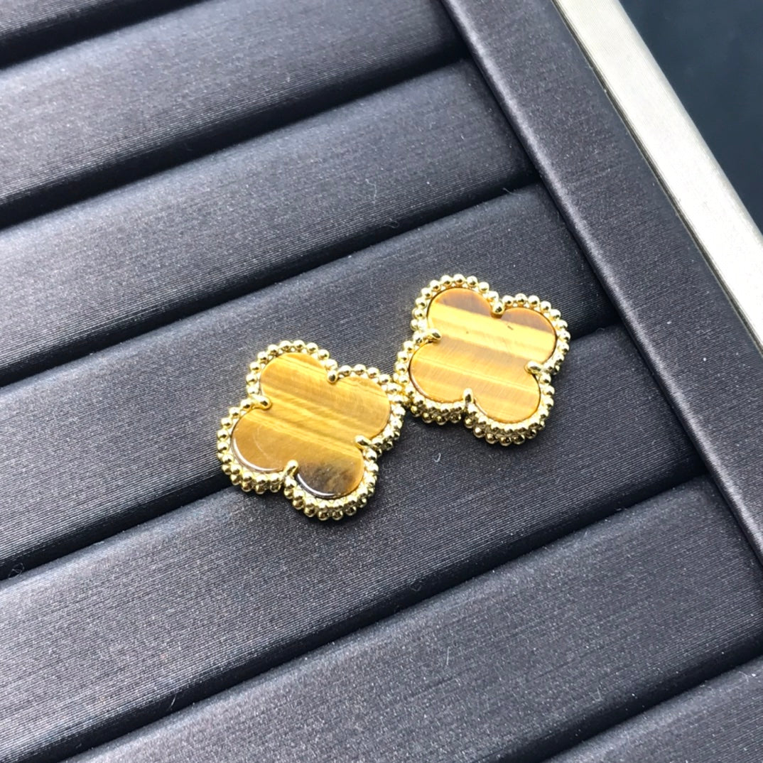 [Cyra]  CLOVER MEDIUM 1 MOTIFS TIGER EYE EARRINGS