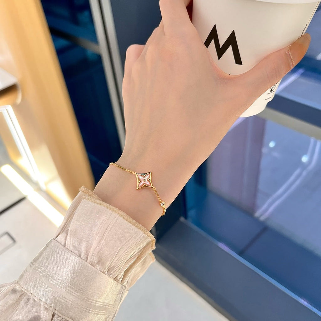 {
  "Cyra": "STAR 1 ダイヤモンド ピンクゴールド ブレスレット"
}