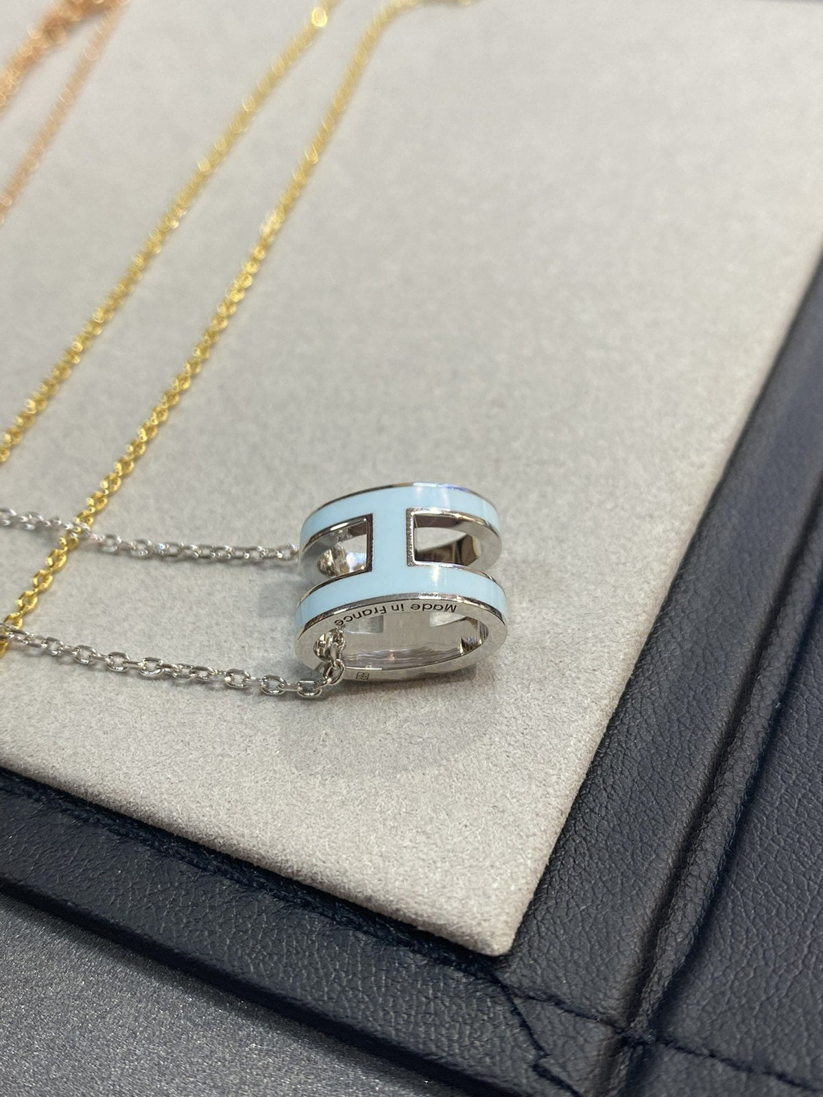 [Cyra]  POP H LIGHT BLUE NECKLACE
