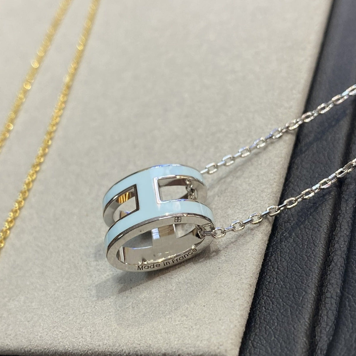 [Cyra]  POP H LIGHT BLUE NECKLACE