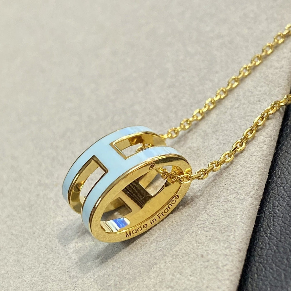 [Cyra]  POP H LIGHT BLUE NECKLACE