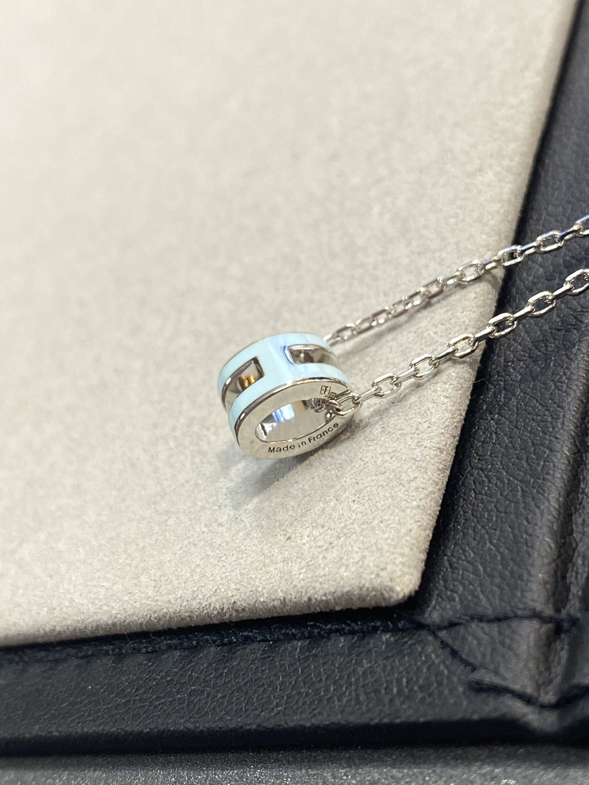 [Cyra]  POP H LIGHT BLUE NECKLACE