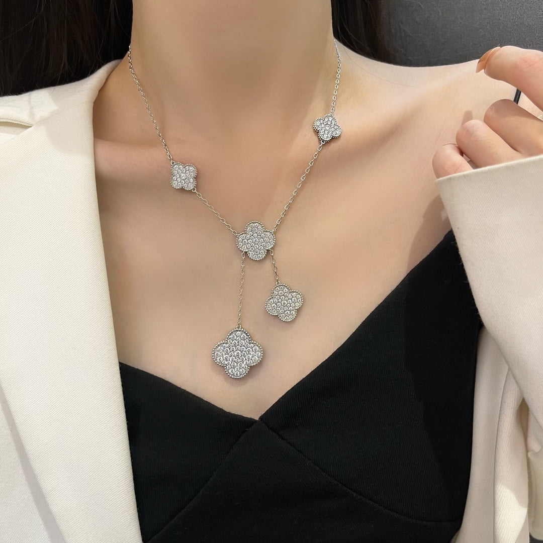 {
"Cyra": "クローバー 5モチーフ シルバー ダイヤモンド ネックレス"
}