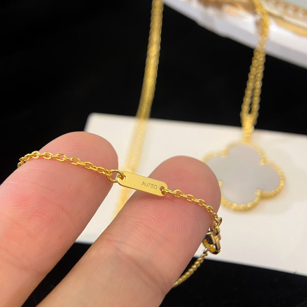 [Cyra]  CLOVER 25MM MOP LARGE PENDANT NECKLACE