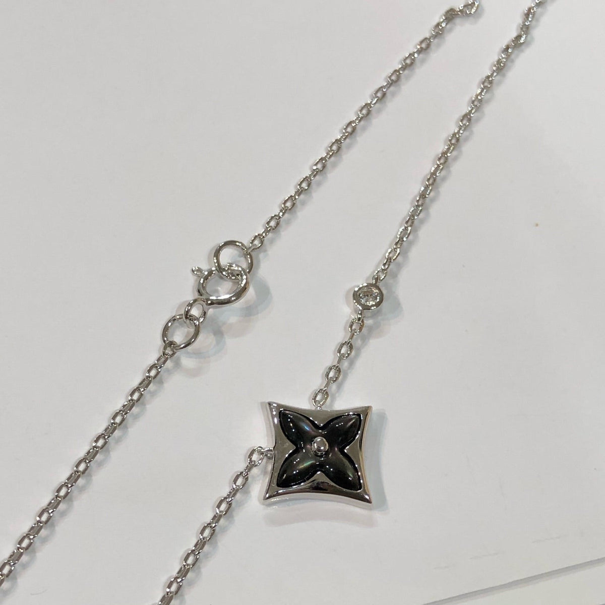 [Cyra]  STAR BLACK MOP NECKLACE