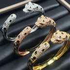 {
  "Cyra": "パンテール ドゥ カルティエ ブレスレット、ダイヤモンド"
}