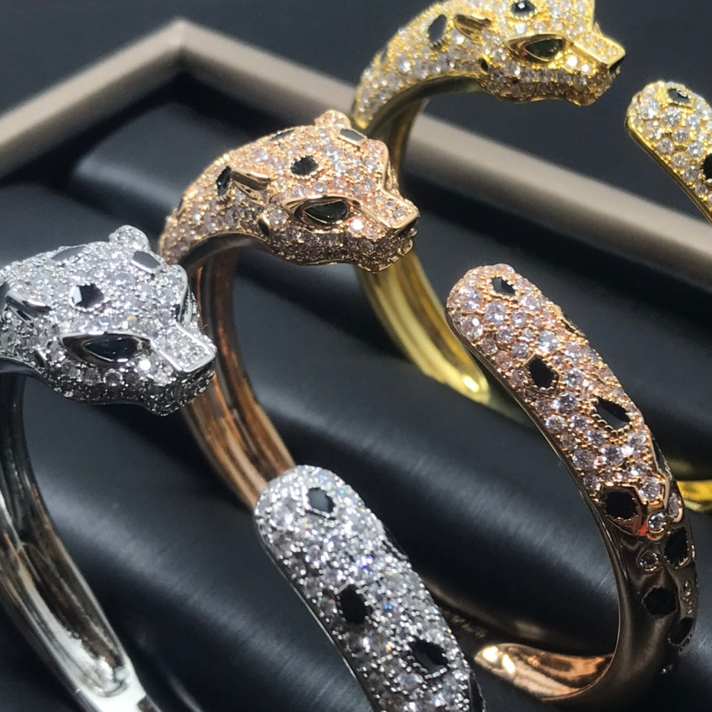 {
  "Cyra": "パンテール ドゥ カルティエ ブレスレット、ダイヤモンド"
}
