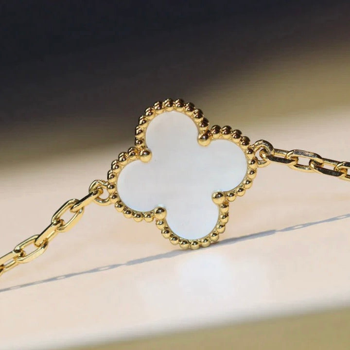 [Cyra]  CLOVER 20 MOTIFS WHITE MOP NECKLACE
