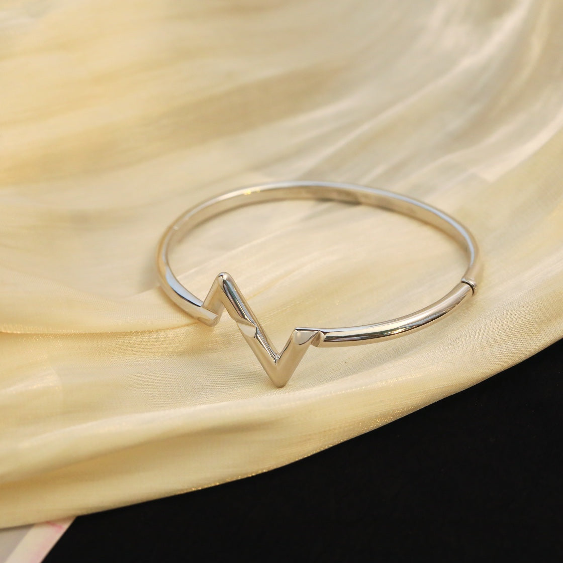 [Cyra]  VOLTE UPSITE DOWN BRACELET