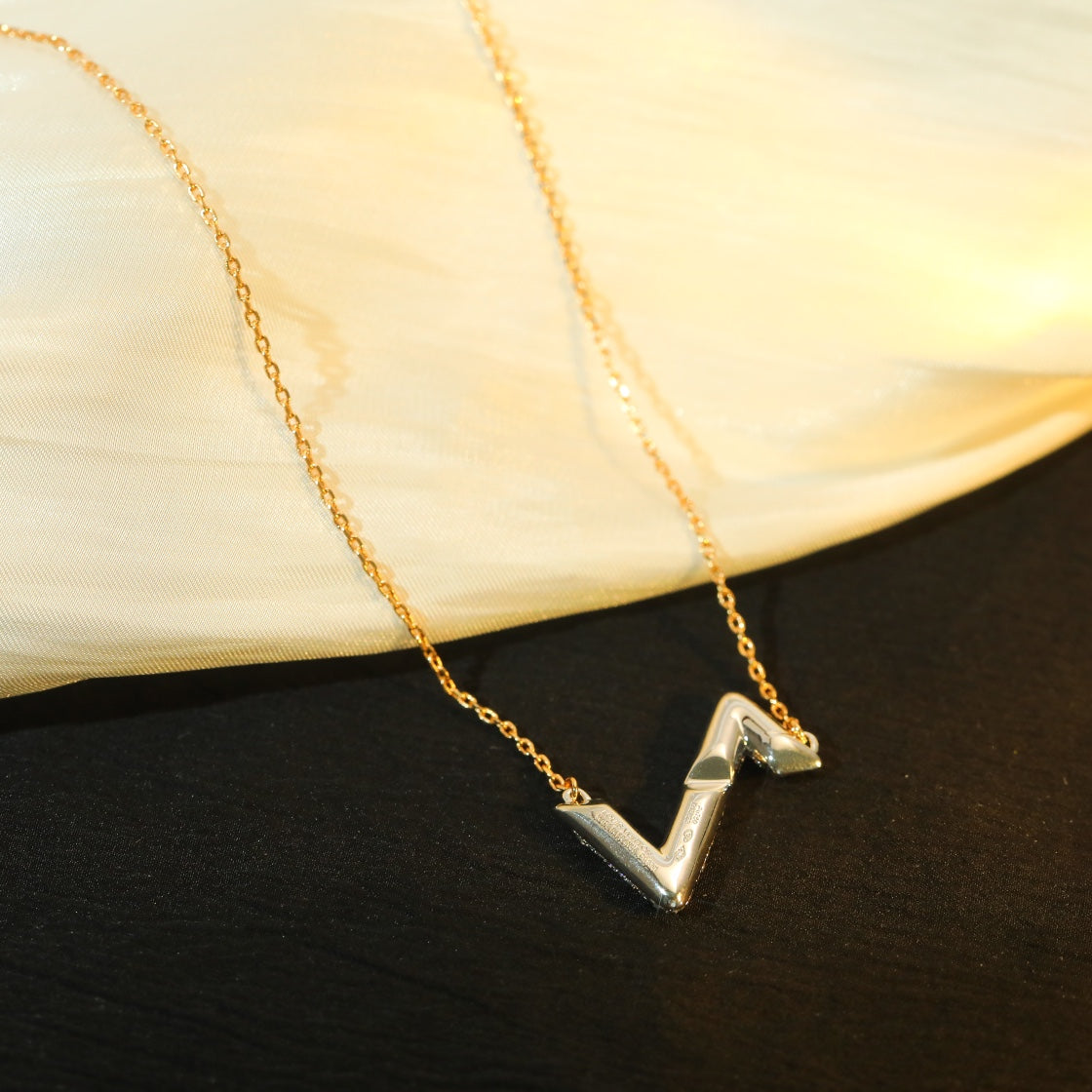 [Cyra]  VOLT SILVER DIAMOND PEDANT NECKLACE