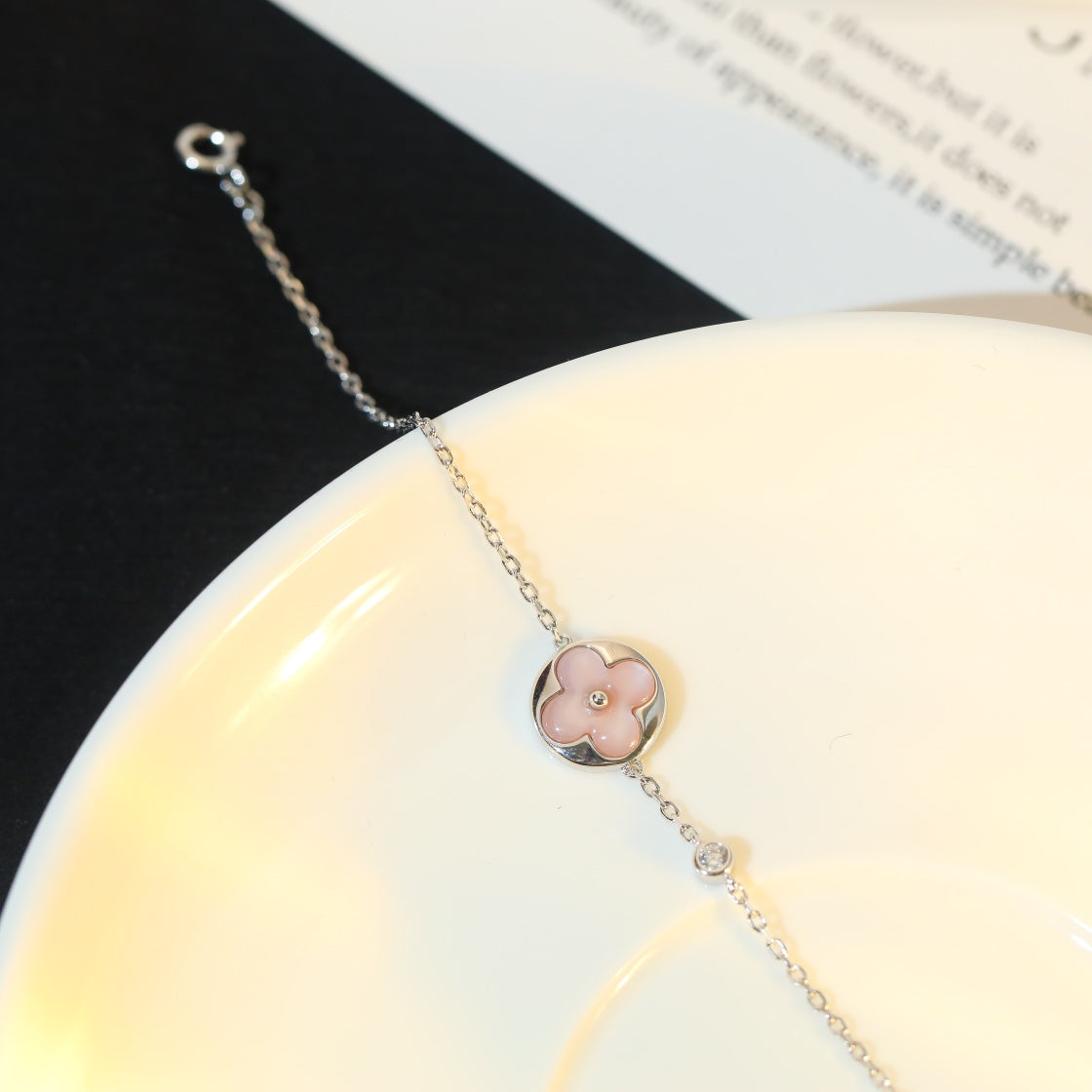 [Cyra]  SUN MOTIF PINK MOP SILVER BRACELET