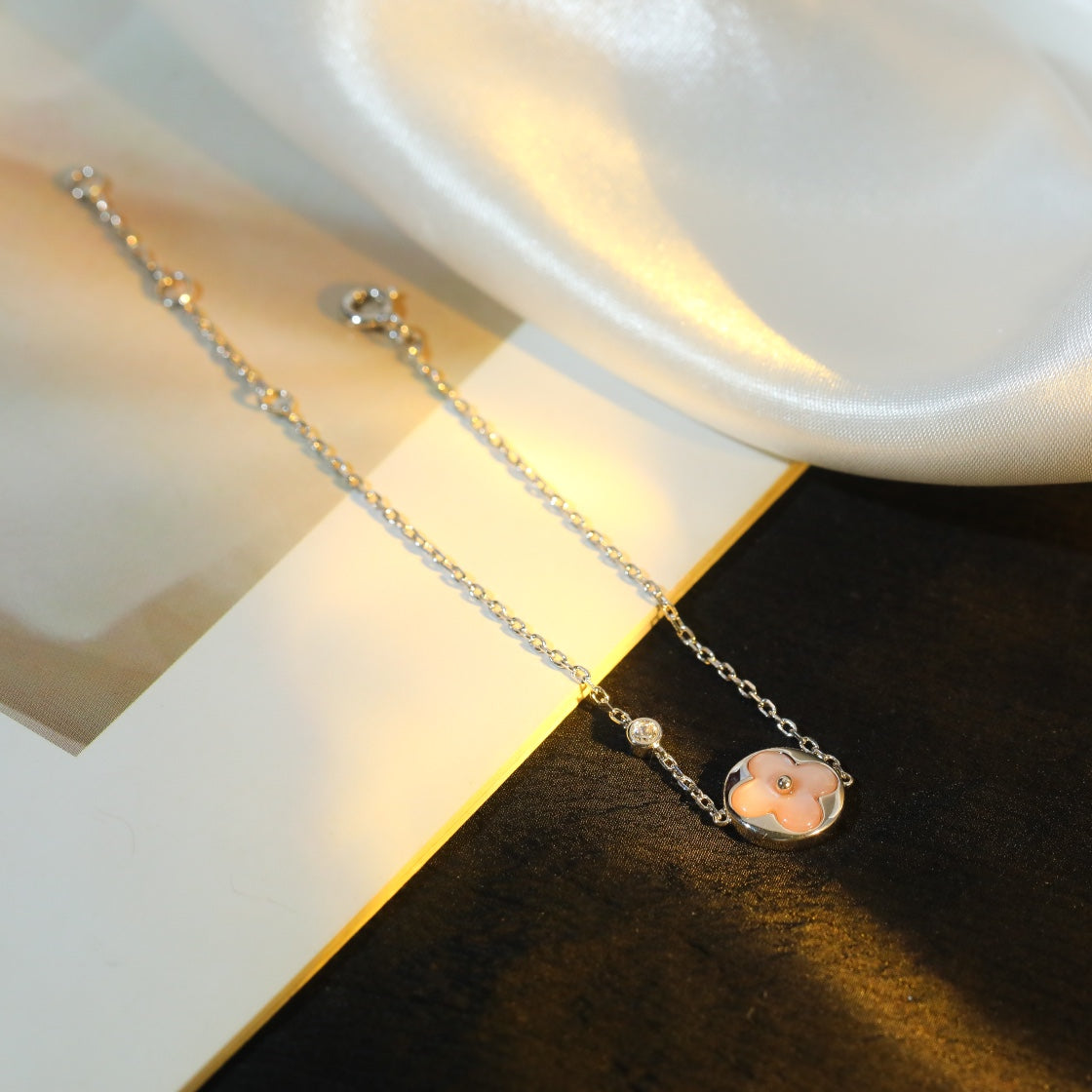 [Cyra]  SUN MOTIF PINK MOP SILVER BRACELET