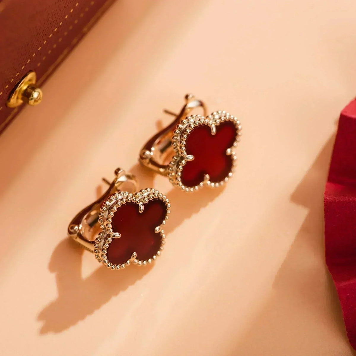 [Cyra]  CLOVER MEDIUM 1 MOTIFS CARNELIAN  EARRINGS