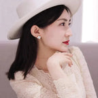 [Cyra]  CLOVER MEDIUM 1 MOTIFS  WHITE MOP STUD EARRINGS