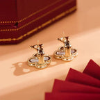 [Cyra]  CLOVER MEDIUM 1 MOTIFS  WHITE MOP STUD EARRINGS