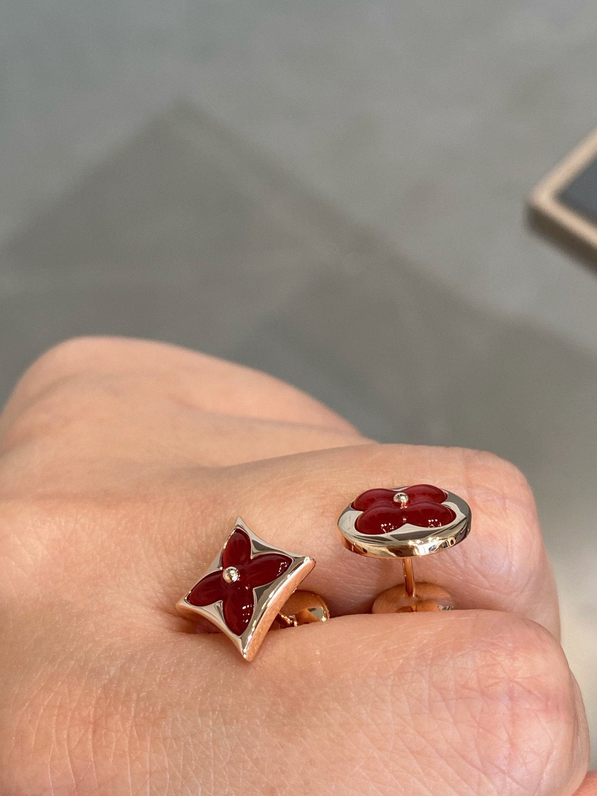 [Cyra]  STAR AND SUN PINK GOLD CARNELIAN STUD EARRINGS