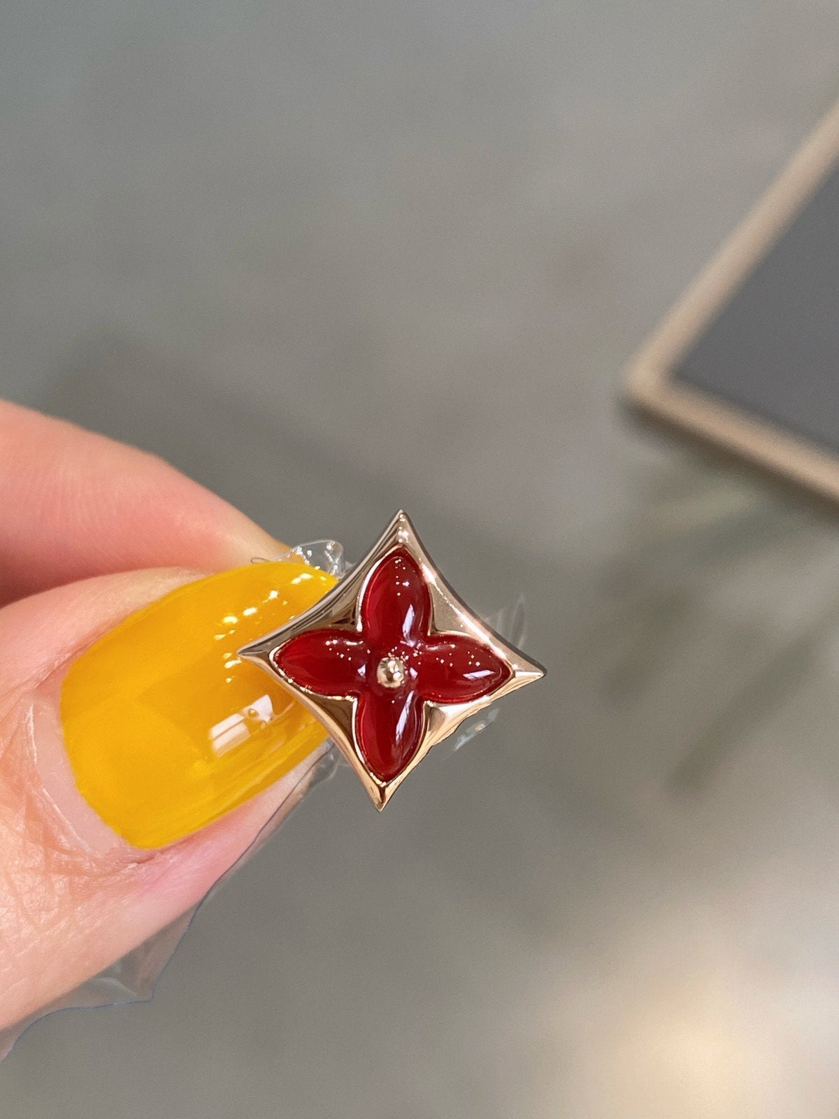 [Cyra]  STAR AND SUN PINK GOLD CARNELIAN STUD EARRINGS